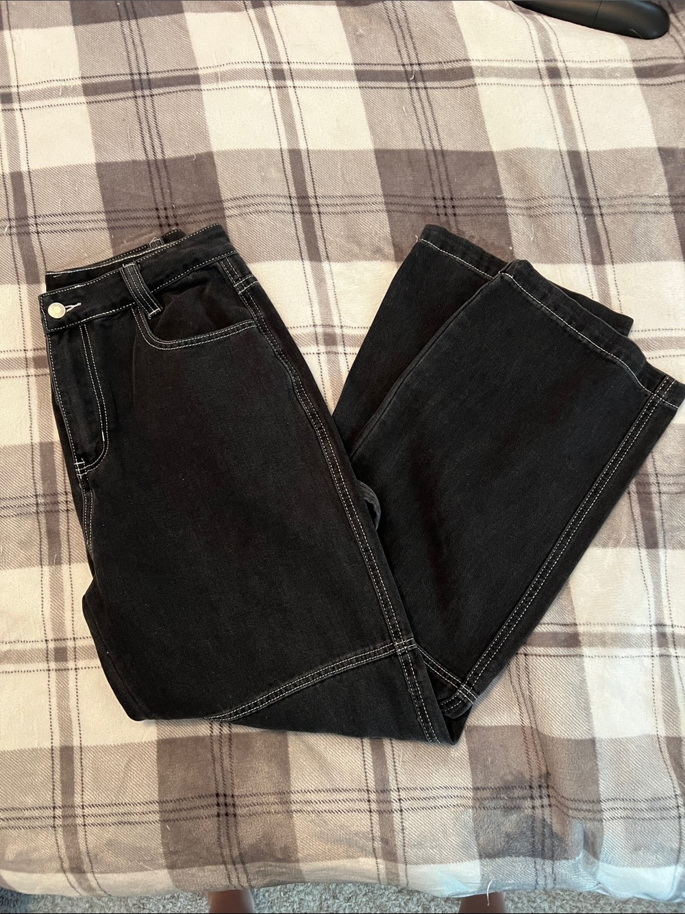 Black Wide-Leg Jeans with Contrast Stitching